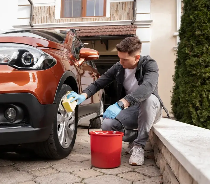 Lavage auto à domicile Bouches-du-Rhone : professionnel intervenant sur un véhicule